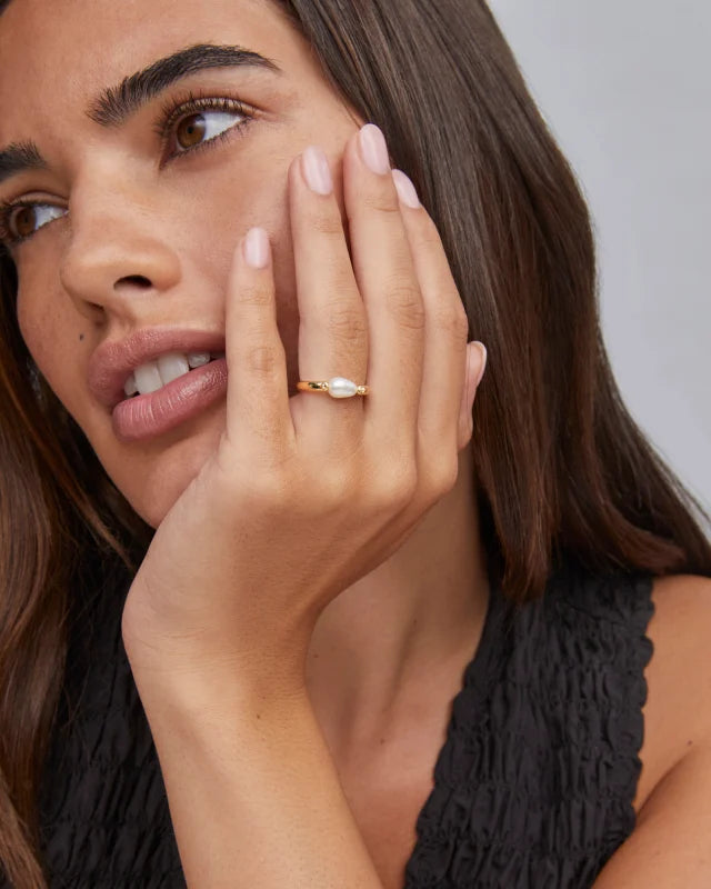 Kendra Scott Leighton Gold Pearl Band Ring in White Pearl